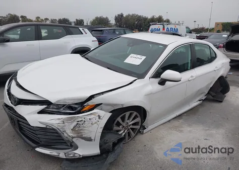 2022 Toyota Camry Le z USA, uszkodzony, nr VIN 4T1C11AK5NU003049